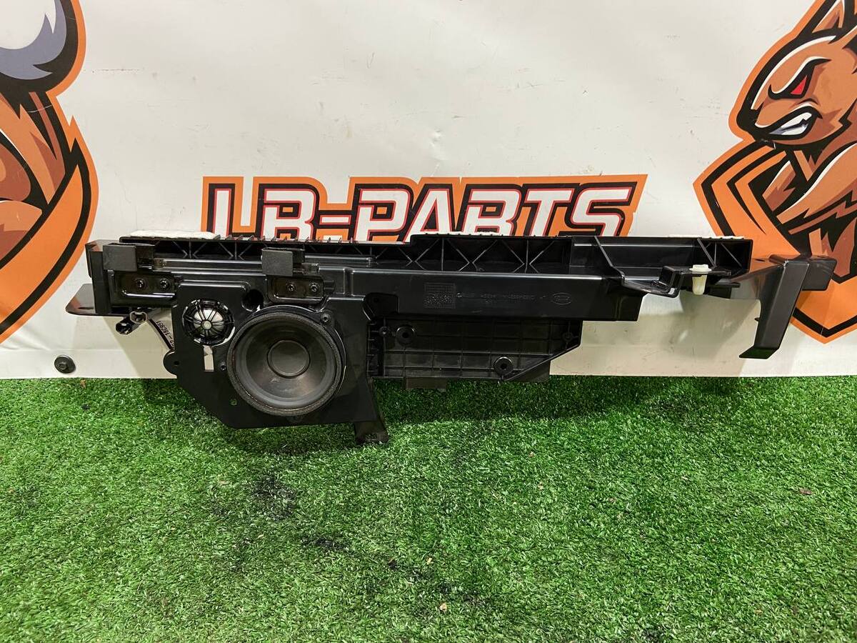LR101736 кронштейн полки багажника